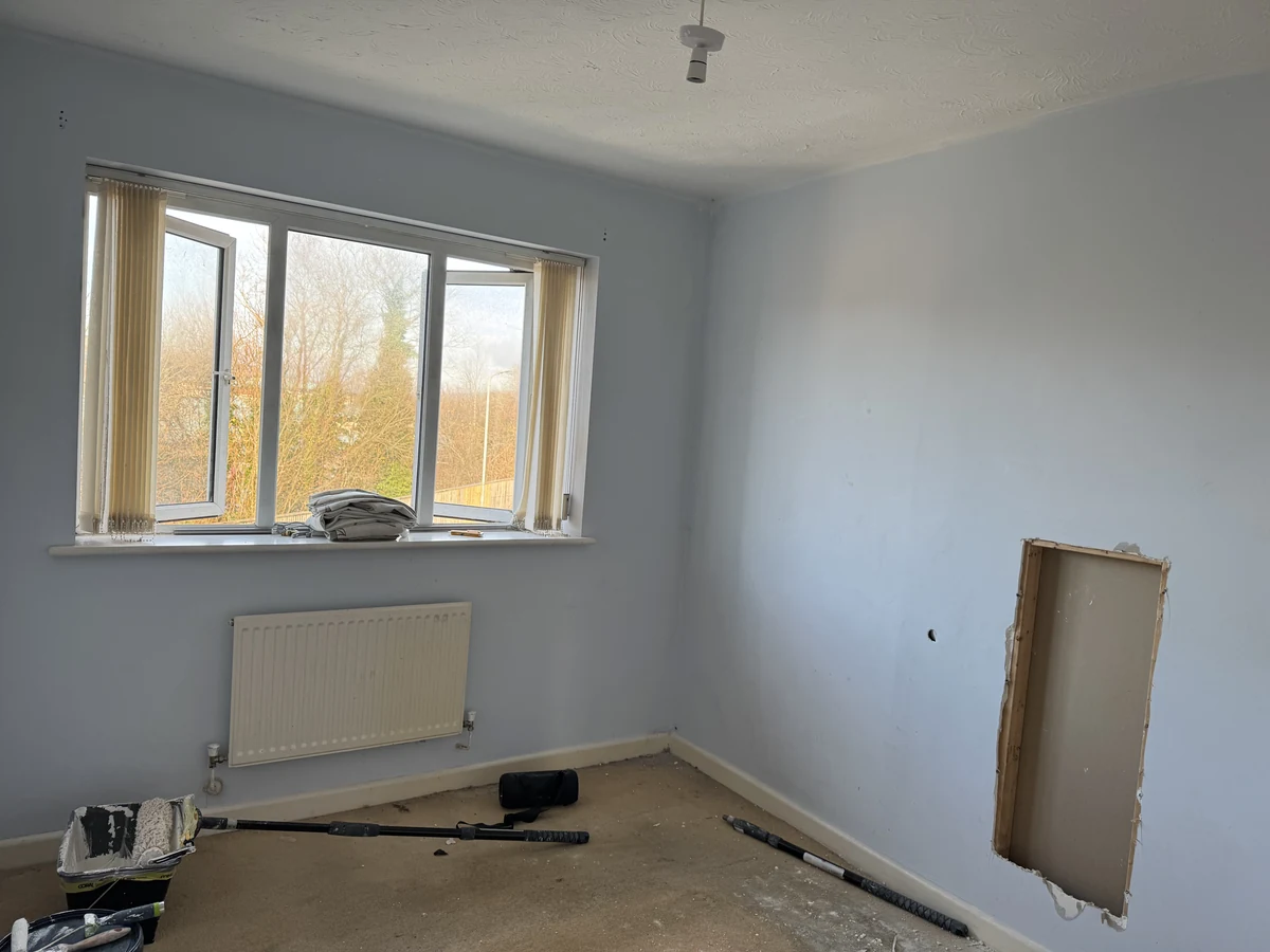 bedroom-painting-grey-walls-plasterboard-patch-swansea-daffodil-decor Bedroom after renovation in Swansea with grey painted walls and plasterboard patch repair by Daffodil Decor