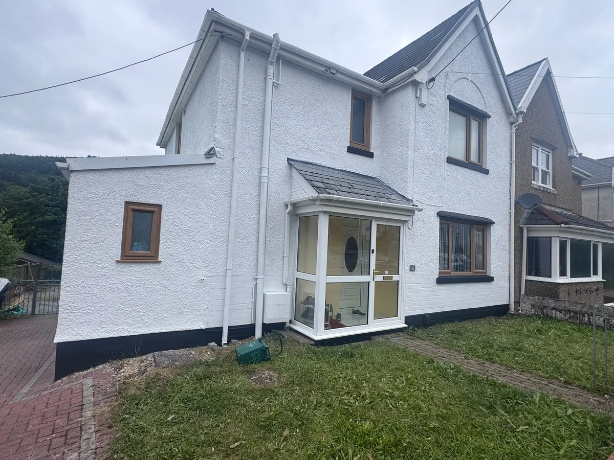 White painted house exterior after a full masonry repaint in Swansea by Daffodil Decor