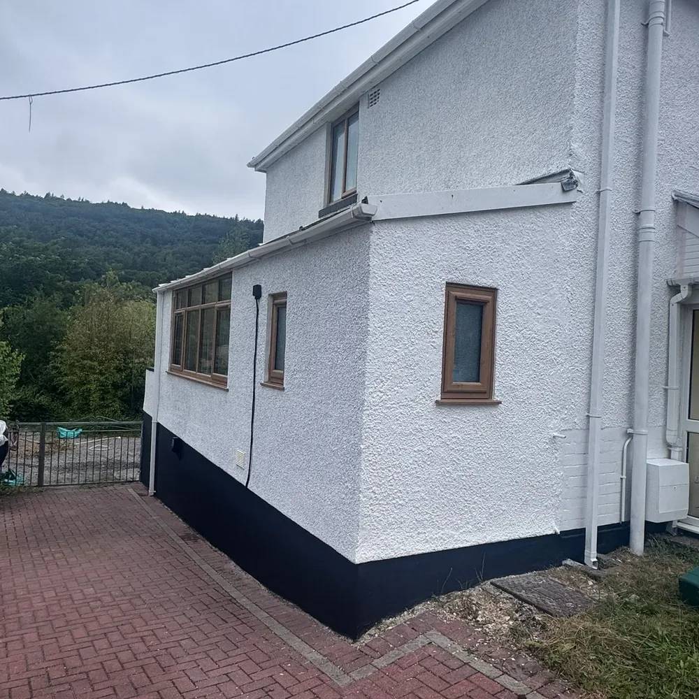Crisp masonry paint corner detail by decorators covering Bishopston
