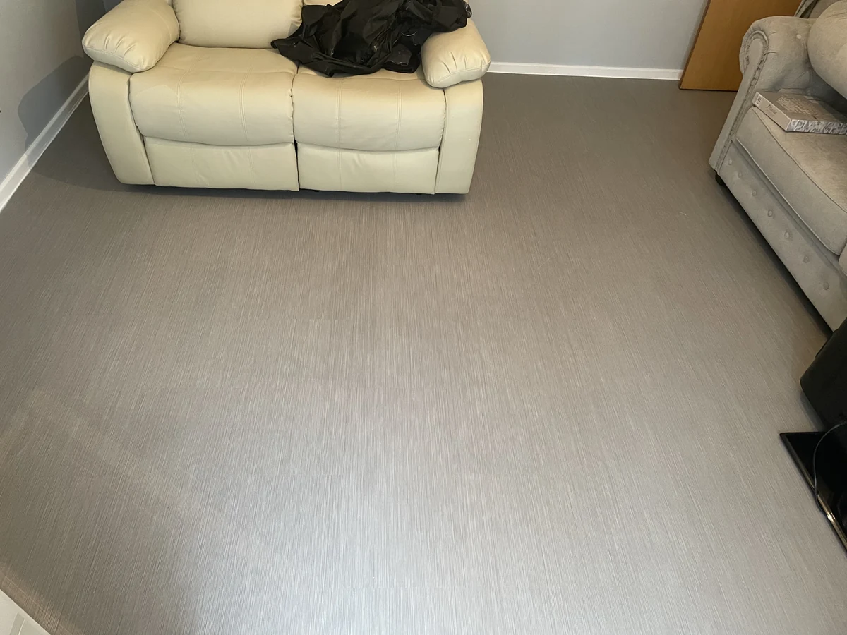 home-renovation-living-room-vinyl-floor-tiles-grey-swansea-daffodil-decor Renovated living room in Swansea with grey vinyl floor tiles and freshly painted walls by Daffodil Decor