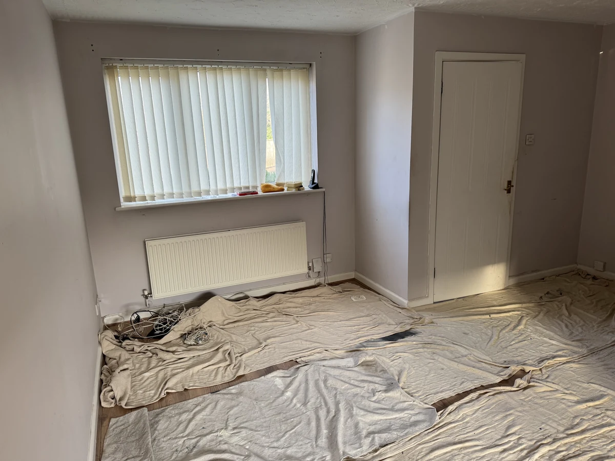 living-room-painting-grey-walls-window-blind-swansea-daffodil-decor Living room painted grey with a window blind, part of a whole-house decorating job in Swansea